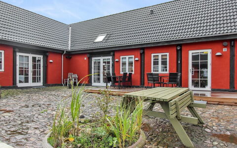 Hinrich - 4.5Km from the Sea: Arkitektur, Tag, Hjem, Kompositmateriale, Dagslys, Sidespor, Indkørsel