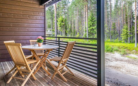 Villa Lumo: Træ, Møbel, Dæk, Trægulve, Hårdttræ, Glas, Udendørs Møbler, Stol, Bejdse, Veranda