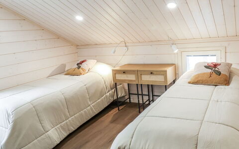 Villa Lumo: Indretning, Gulvbelægning, Etage, Møbel, Træ, Soveværelse, Loft, Seng, Værelse, Belysning