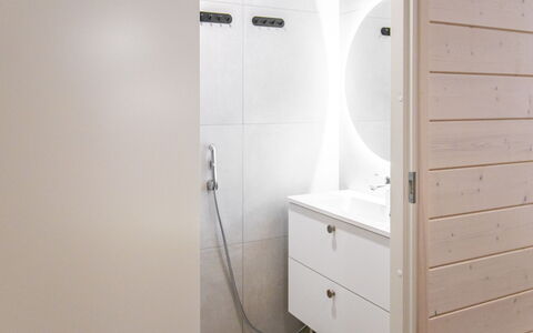 Villa Lumo: Gulvbelægning, Etage, Indretning, Væg, Træ, Sanitærarmatur, Loft, Dør, Badeværelse, Møbel