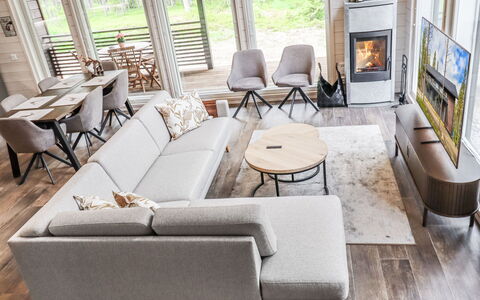 Villa Lumo: Møbel, Hjem, Stue, Gulvbelægning, Couch, Lejlighed, Trægulve, Stol