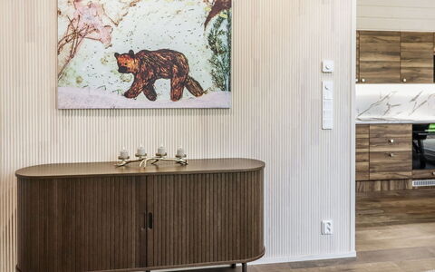 Villa Lumo: Træ, Møbel, Indretning, Gulvbelægning, Etage, Bejdse, Naturmateriale, Stue, Hårdttræ, Billedramme