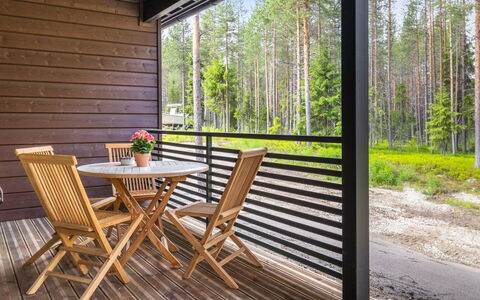 Villa Lumo: Træ, Møbel, Indretning, Trægulve, Dæk, Hårdttræ, Bejdse, Stol, Veranda, Udendørs Møbler