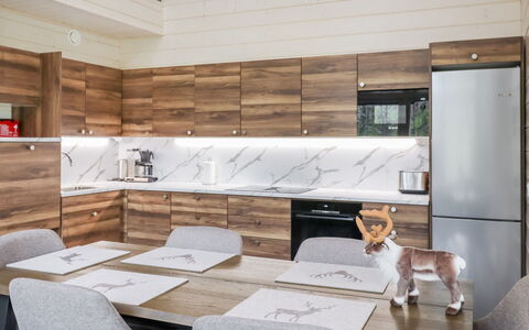 Villa Lumo: Møbel, Indretning, Gulvbelægning, Træ, Køkken, Countertop, Cabinetry, Etage, Loft, Lysarmatur