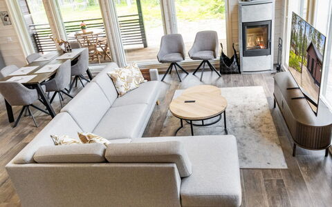 Villa Lumo: Møbel, Gulvbelægning, Stue, Hjem, Etage, Couch, Indretning, Lejlighed, Trægulve