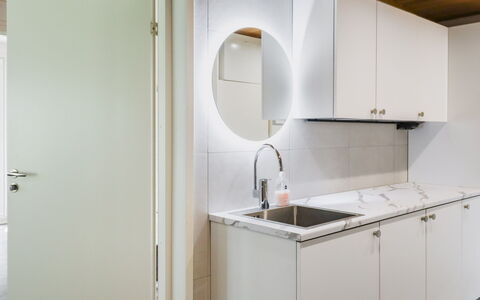 Villa Lumo: Gulvbelægning, Indretning, Træ, Countertop, Køkken, Etage, Loft, Belysning, Sanitærarmatur, Cabinetry