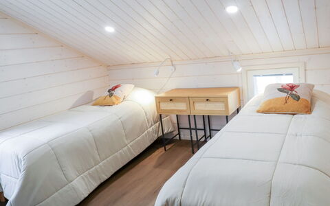 Villa Lumo: Gulvbelægning, Etage, Indretning, Møbel, Træ, Loft, Soveværelse, Seng, Værelse, Belysning
