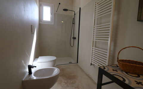Elegante Villa Casale 50: Gulvbelægning, Væg, Etage, Sanitærarmatur, Toiletbræt, Badeværelse, Indretning, Toilet, Badeværelsesvask, Vvs