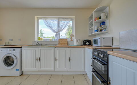 Loch Meiklie View: Gulvbelægning, Køkken, Køkken Apparat, Større Bandage, Indretning, Træ, Etage, Countertop, Cabinetry, Husholdningsapparat