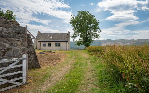 Loch Meiklie View: Græs, Græs-, Sky, Hus, Landdistrikt, Almindeligt, Landskab, Land Lot, Sommerhus, Økoregion