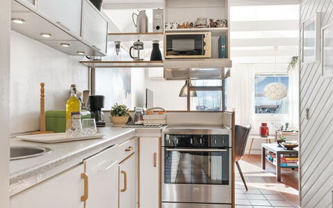 Ake - 10M to the Fjord: Køkken, Køkken Apparat, Countertop, Indretning, Større Bandage, Møbel, Husholdningsapparat, Gulvbelægning, Træ, Cabinetry