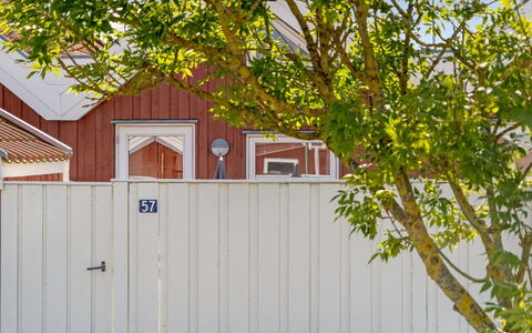 Ake - 10M to the Fjord: Træ, Have, Backyard, Hegn, Home Fencing, Port, Gård, Skygge, Stakit, Landscaping