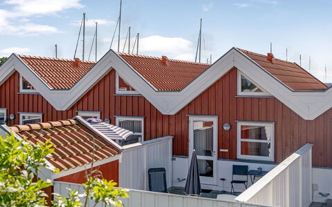 Ake - 10M to the Fjord: Tag, Hjem, Dør, Sommerhus, Skygge, Sidespor, Gård, Estate, Backyard
