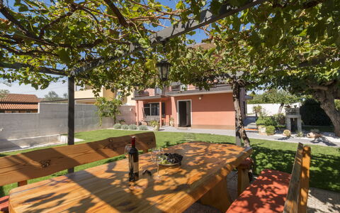 Villa Roza: Møbel, Lejlighed, Hjem, Altan, Bejdse, Skygge, Stol, Eco Hotel, Udendørs Møbler, Stueplante