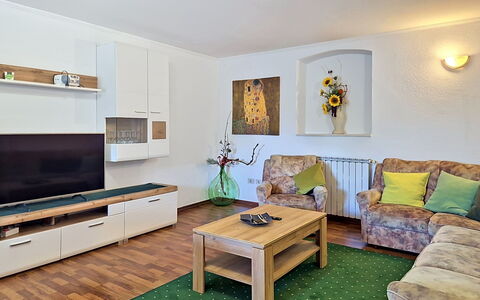 Villa Roza: Møbel, Indretning, Couch, Gulvbelægning, Træ, Etage, Værelse, Stue, Television, Bord