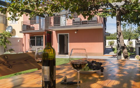 Villa Roza: Møbel, Lejlighed, Hjem, Altan, Bejdse, Skygge, Stol, Eco Hotel, Udendørs Møbler, Stueplante