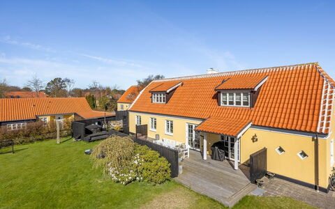 Etje - 650M from the Sea: Møbel, Træ, Indretning, Gulvbelægning, Etage, Stol, Værelse, Loft, Stue, Lejlighed