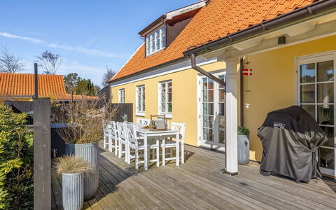 Etje - 650M from the Sea: Møbel, Træ, Indretning, Gulvbelægning, Etage, Stol, Værelse, Loft, Stue, Lejlighed