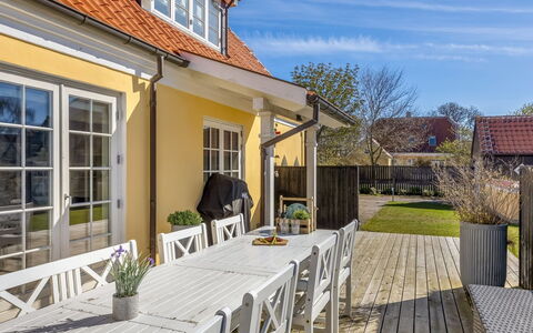 Etje - 650M from the Sea: Møbel, Træ, Indretning, Gulvbelægning, Etage, Stol, Værelse, Loft, Stue, Lejlighed