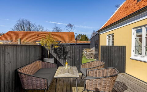 Etje - 650M from the Sea: Møbel, Træ, Indretning, Gulvbelægning, Etage, Stol, Værelse, Loft, Stue, Lejlighed