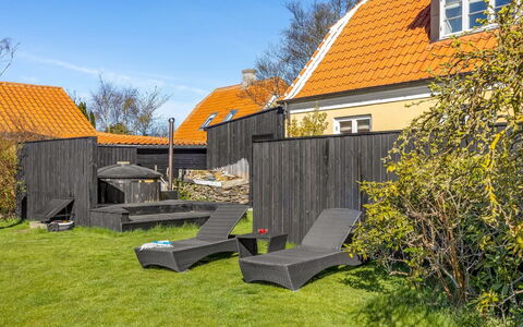 Etje - 650M from the Sea: Møbel, Træ, Indretning, Gulvbelægning, Etage, Stol, Værelse, Loft, Stue, Lejlighed