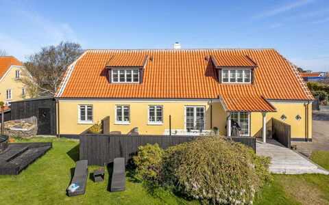 Etje - 650M from the Sea: Møbel, Træ, Indretning, Gulvbelægning, Etage, Stol, Værelse, Loft, Stue, Lejlighed