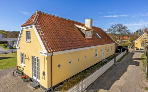 Etje - 650M from the Sea: Møbel, Træ, Indretning, Gulvbelægning, Etage, Stol, Værelse, Loft, Stue, Lejlighed