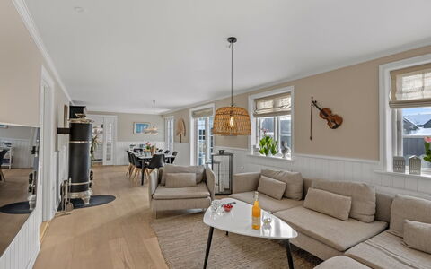 Etje - 650M from the Sea: Møbel, Træ, Indretning, Gulvbelægning, Etage, Stol, Værelse, Loft, Stue, Lejlighed