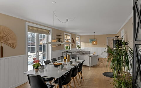 Etje - 650M from the Sea: Møbel, Træ, Indretning, Gulvbelægning, Etage, Stol, Værelse, Loft, Stue, Lejlighed