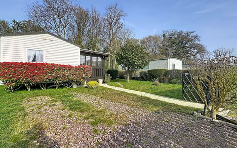 Le Lieu Bill: Busk, Have, Hus, Hjem, Bunddække, Sommerhus, Lawn, Gård, Backyard