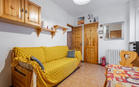 Ai Piedi del Monte: Møbel, Træ, Værelse, Indretning, Lejlighed, Hjem, Bejdse, Cabinetry, Hårdttræ, Trægulve