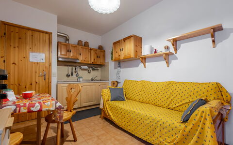 Ai Piedi del Monte: Møbel, Træ, Indretning, Værelse, Hjem, Lejlighed, Loft, Bejdse, Stol, Cabinetry