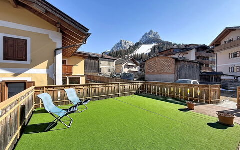 Cesa Gaby: Bjergkæde, Altan, Alps, Villa, Eco Hotel, Bjerglandsby