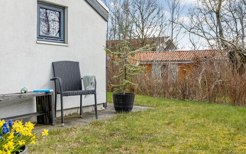 Anttoni - 350M from the Sea: Busk, Have, Udendørs Møbler, Sommerhus, Backyard, Gård, Lawn, Landscaping, Stol, Garden Bygninger