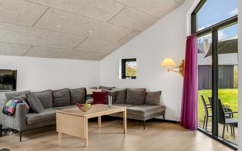 Anttoni - 350M from the Sea: Indretning, Gulvbelægning, Træ, Møbel, Etage, Loft, Værelse, Hjem, Stue, Lejlighed