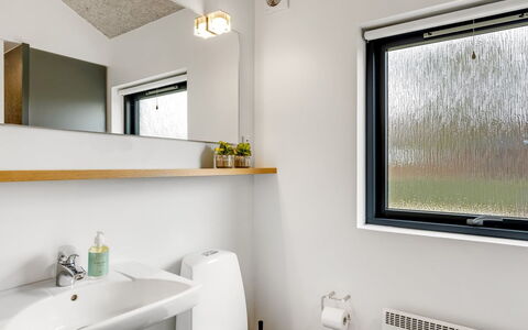 Anttoni - 350M from the Sea: Væg, Indretning, Sanitærarmatur, Loft, Belysning, Hjem, Badeværelse, Værelse, Tap, Lysarmatur