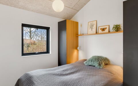 Anttoni - 350M from the Sea: Væg, Indretning, Træ, Loft, Soveværelse, Gulvbelægning, Værelse, Etage, Seng, Belysning
