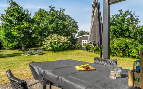 Anttoni - 350M from the Sea: Møbel, Udendørs Møbler, Udendørs Bord, Stol, Bord, Skygge, Have, Gårdhave, Hårdttræ, Fritid