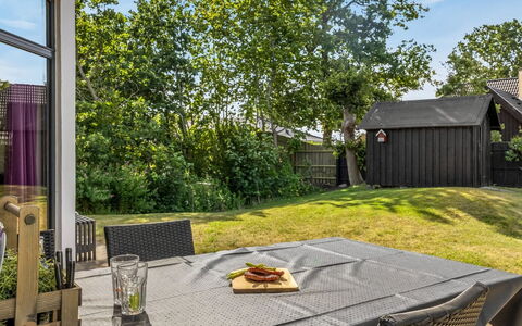 Anttoni - 350M from the Sea: Busk, Have, Land Lot, Skygge, Backyard, Sommerhus, Gård, Landscaping, Lawn, Stol