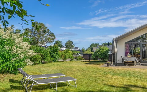 Anttoni - 350M from the Sea: Møbel, Indretning, Gulvbelægning, Træ, Etage, Loft, Trægulve, Stol, Bord, Belysning