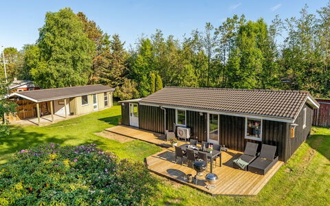 Stefana - from the Sea: Hjem, Tag, Sommerhus, Estate, Have, Garden Bygninger, Landscaping, Lawn, Gård, Design