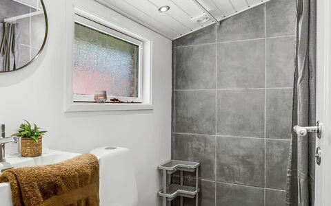 Stefana - from the Sea: Sanitærarmatur, Gulvbelægning, Indretning, Etage, Badeværelse, Vvs, Loft, Håndvask, Tap, Toilet