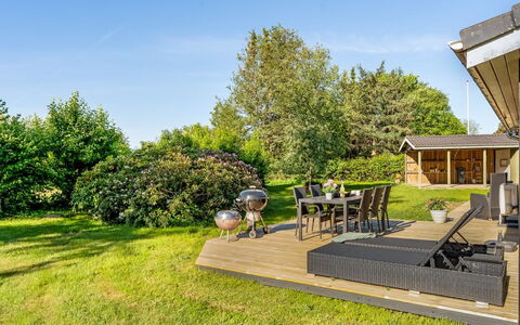 Stefana - from the Sea: Busk, Have, Land Lot, Bunddække, Lawn, Skygge, Sommerhus, Backyard, Gård