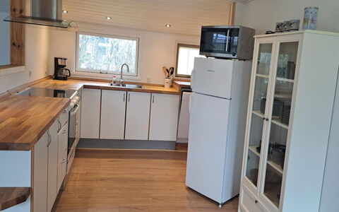 Stefana - from the Sea: Gulvbelægning, Countertop, Møbel, Køkken, Køkken Apparat, Etage, Træ, Indretning, Cabinetry, Større Bandage