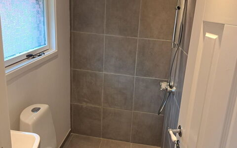 Stefana - from the Sea: Badeværelse, Toiletbræt, Toilet, Sanitærarmatur, Væg, Gulvbelægning, Etage, Vvs, Indretning, Flise