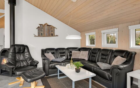Erikka - 40Km from the Sea: Møbel, Indretning, Træ, Gulvbelægning, Couch, Etage, Stue, Trægulve, Loft, Værelse