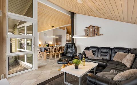 Erikka - 40Km from the Sea: Indretning, Træ, Loft, Gulvbelægning, Couch, Møbel, Etage, Stue, Belysning, Værelse