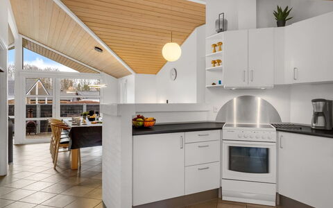 Erikka - 40Km from the Sea: Køkken, Indretning, Gulvbelægning, Countertop, Loft, Træ, Lysarmatur, Møbel, Etage, Køkken Apparat