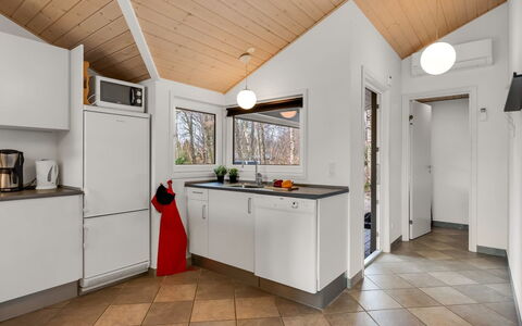 Erikka - 40Km from the Sea: Køkken, Indretning, Træ, Countertop, Større Bandage, Loft, Gulvbelægning, Køkken Apparat, Etage, Møbel