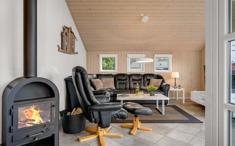 Erikka - 40Km from the Sea: Møbel, Træ, Indretning, Gulvbelægning, Stue, Etage, Værelse, Loft, Hjem, Belysning